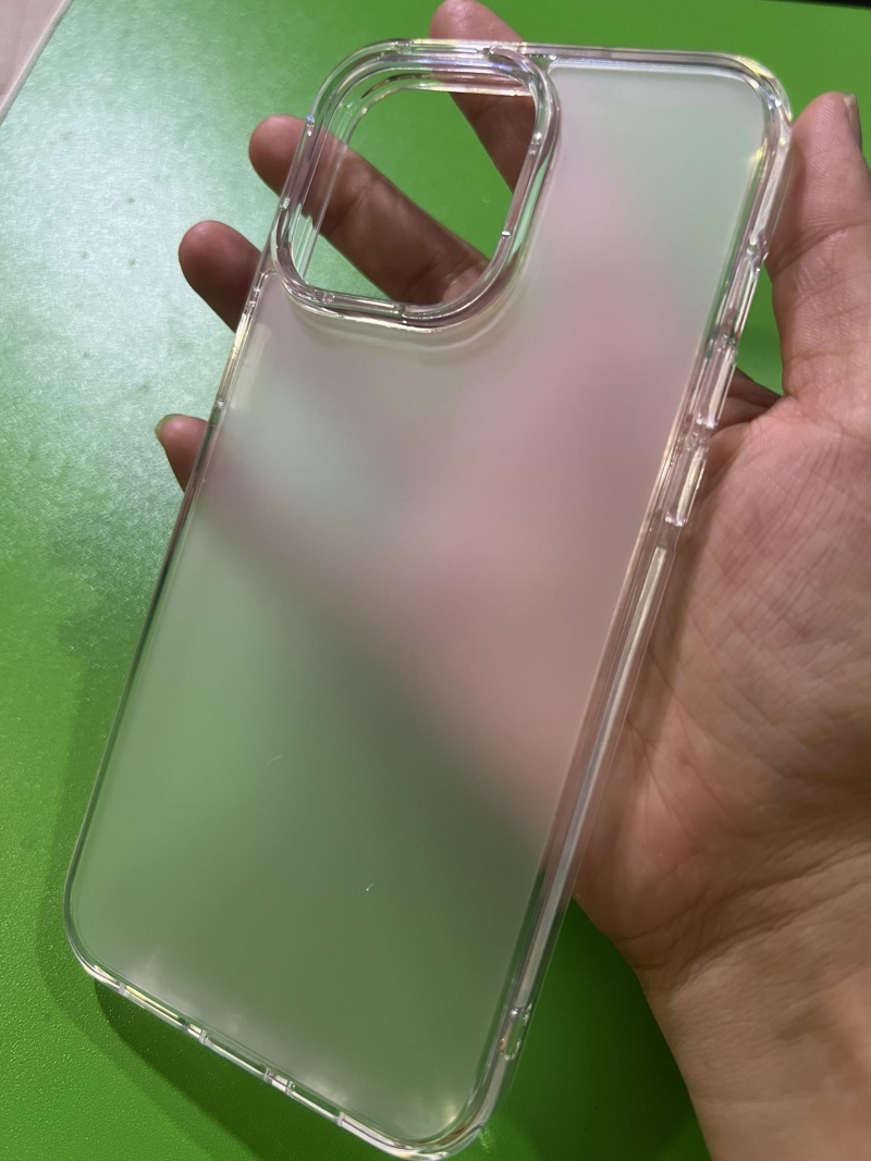 Ốp Lưng iPhone 15 Pro Max Trong Suốt Lưng Nhám Mờ Hiệu Likgus Chính Hãng mặt lưng mờ gam màu nhu thanh lịch hạn chế trầy xước và chống va đập hiệu quả